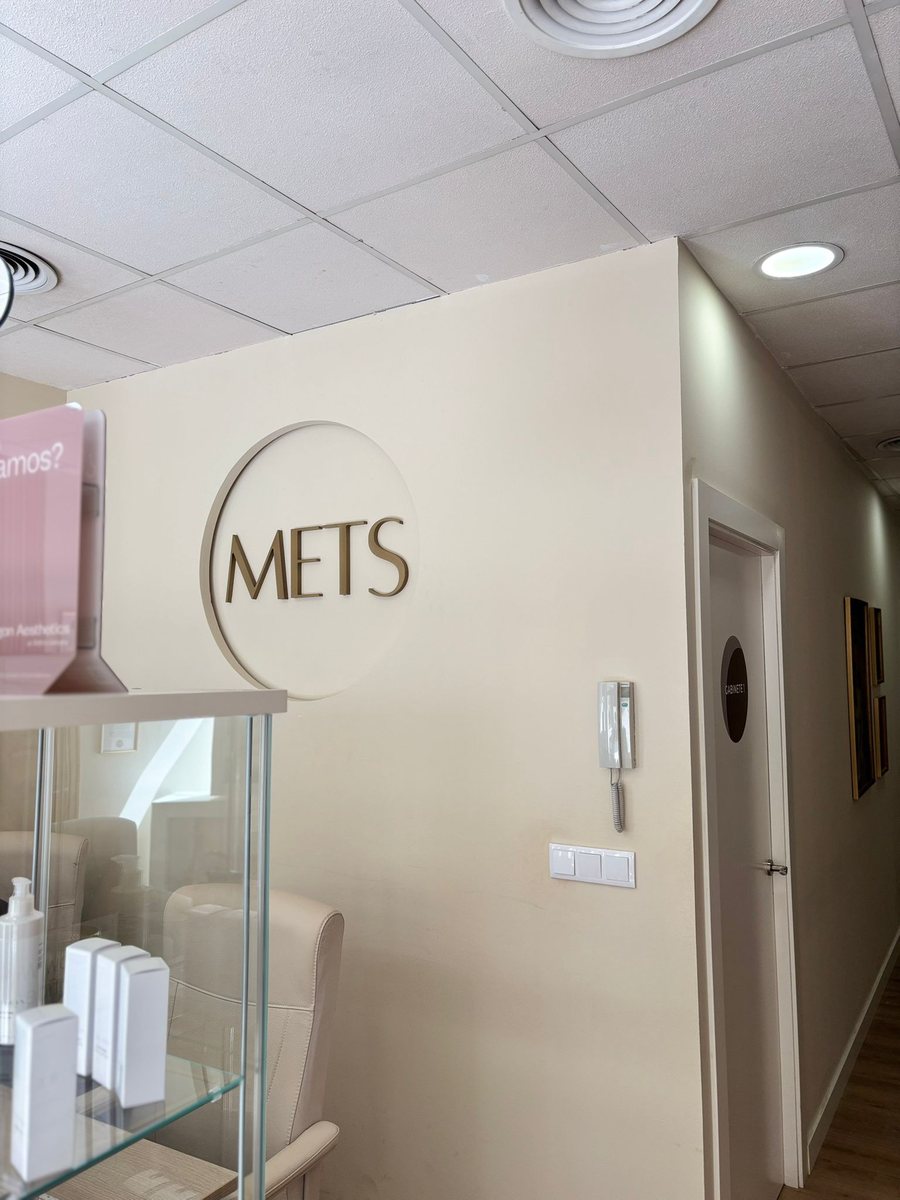 Logotipo METS en la recepción de Clínica METS Antequera