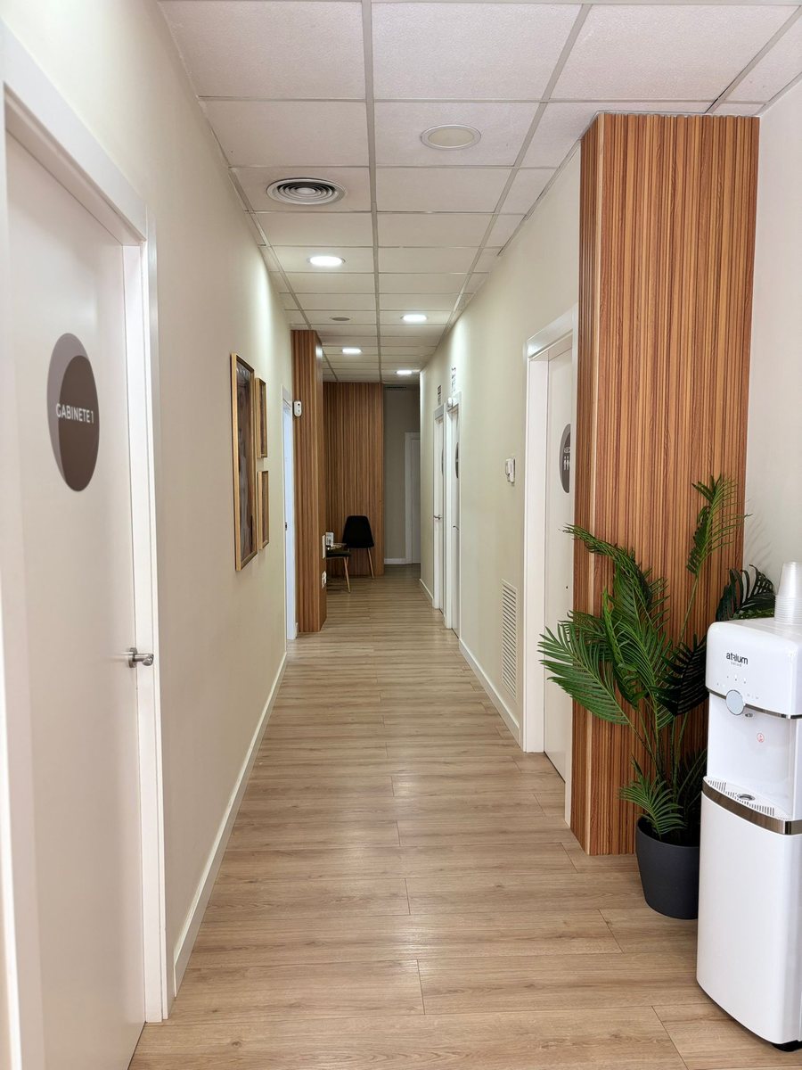 Pasillo de acceso a los gabinetes de Clínica METS Antequera