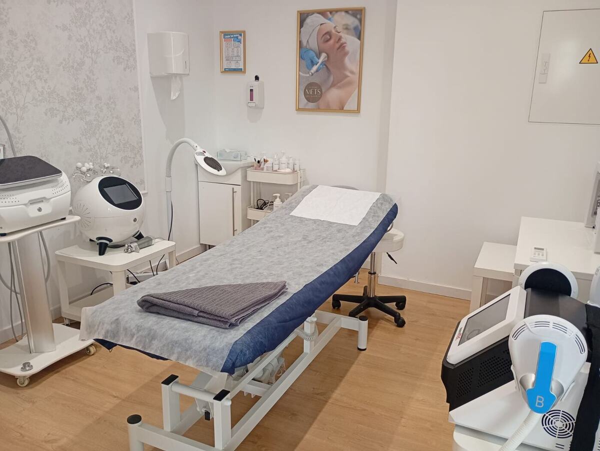 Cabina con aparatología estética de Clínica METS Rincón de la Victoria