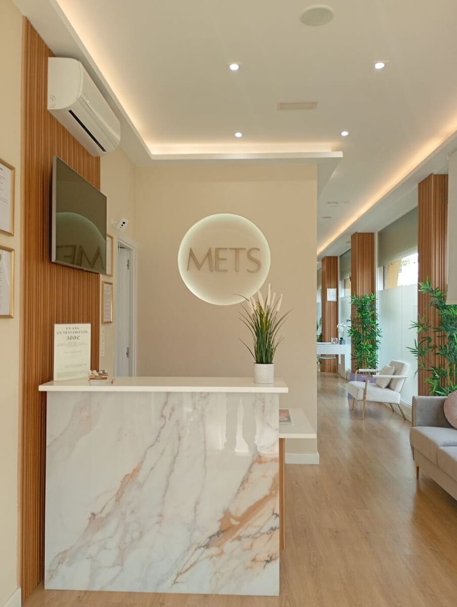 Mostrador de recepción de Clínica METS Rincón de la Victoria