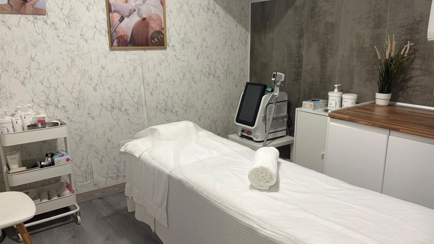 Sala de tratamiento de Clínica METS Torremolinos con aparatología estética