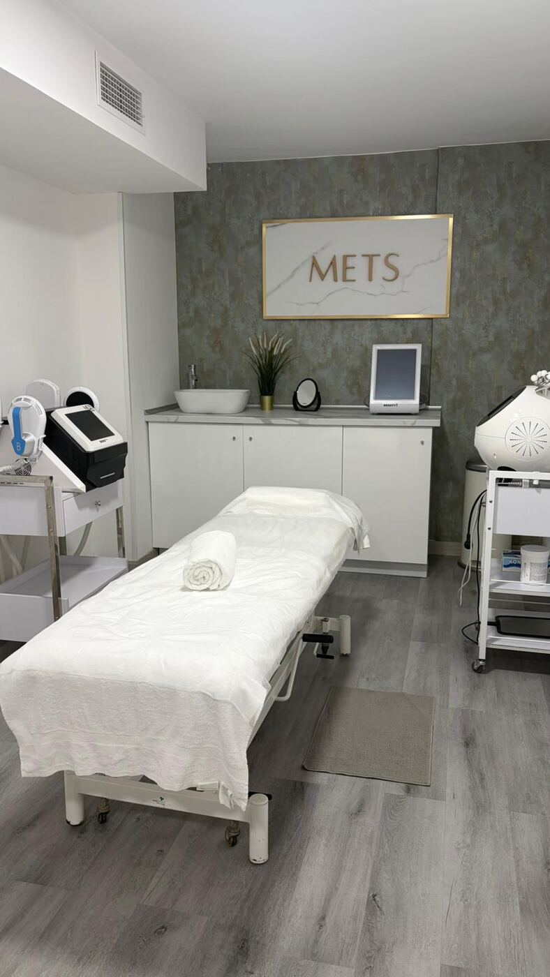 Sala de tratamiento de Clínica METS Torremolinos con cabina facial